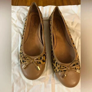 Vionic Minna Flat in Leopard Calf Leather size 7.